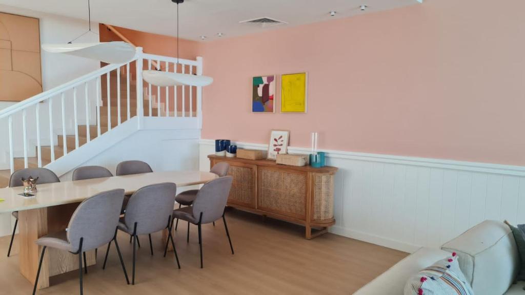 een eetkamer met een tafel en stoelen bij serenity villa sharm alfujerah in Fujairah