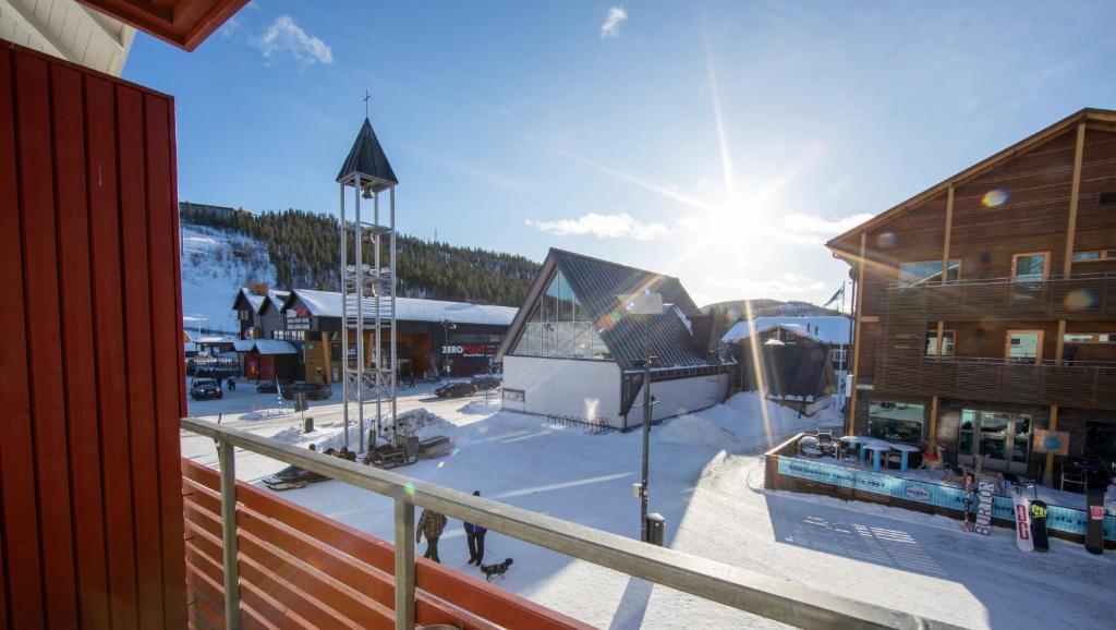uitzicht op een skihut met de zon die schijnt bij Ski Center Alpine Houses A5 in Levi