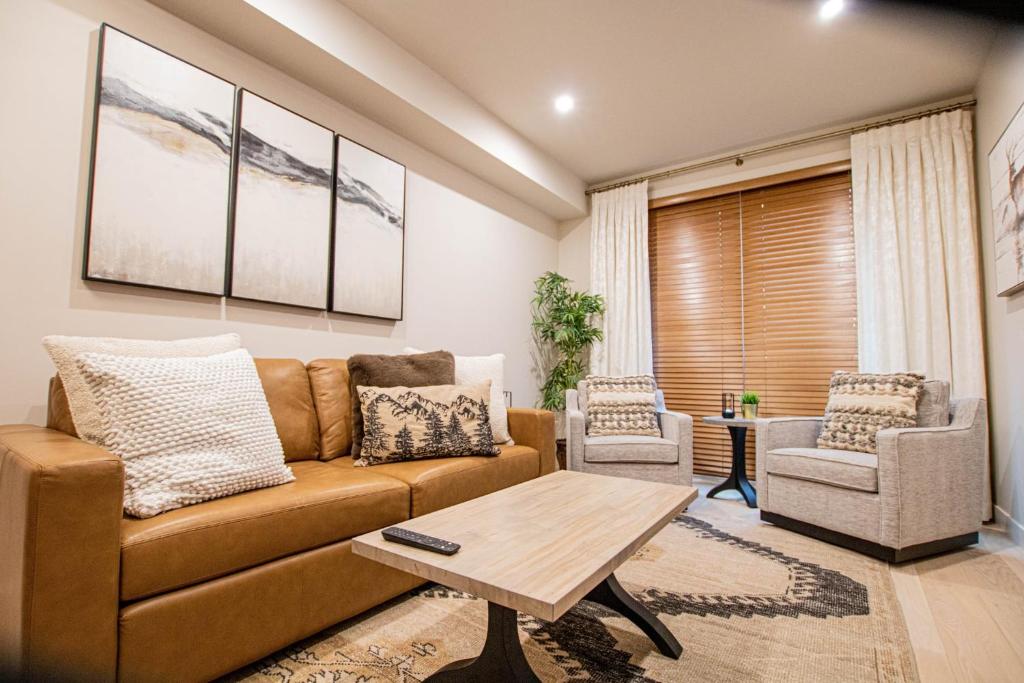 Posezení v ubytování Luxury Spring Creek Condo with Hot Tub