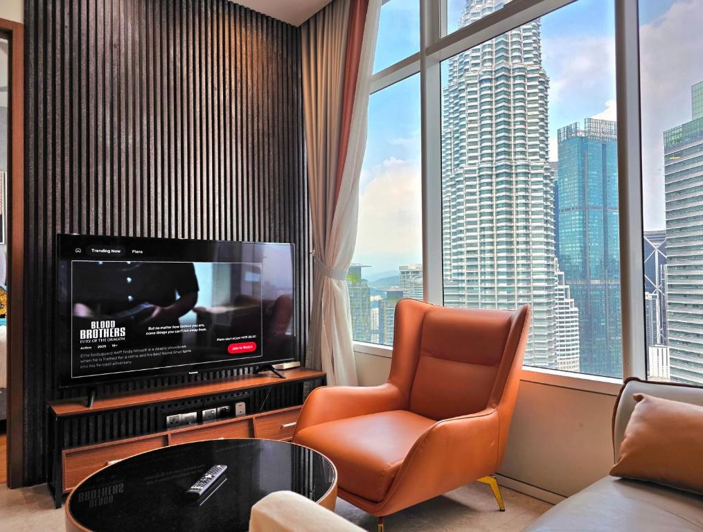クアラルンプールにあるSky Suites KLCC By Tomのリビングルーム(テレビ、大きな窓付)