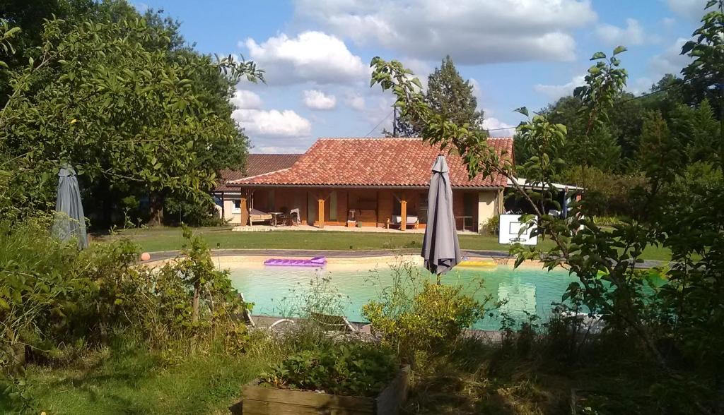 Κήπος έξω από το La Pierre Blanche