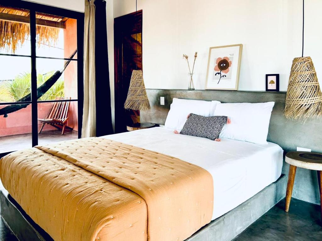 El Paredón Buena VistaにあるSwellの白いシーツが敷かれた大きなベッドのある寝室