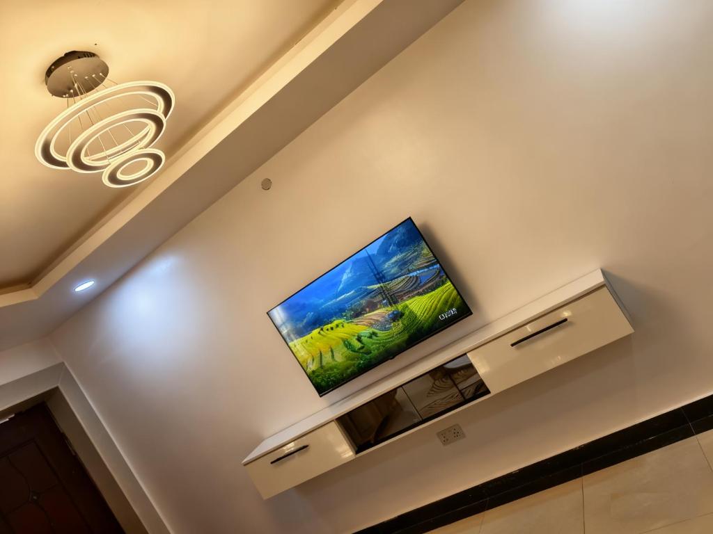 TV a/nebo společenská místnost v ubytování GRA Ikeja Lagos Luxury-Furnished 1BR Apartment, Family Friendly, 24hrs Eletric, WiFi