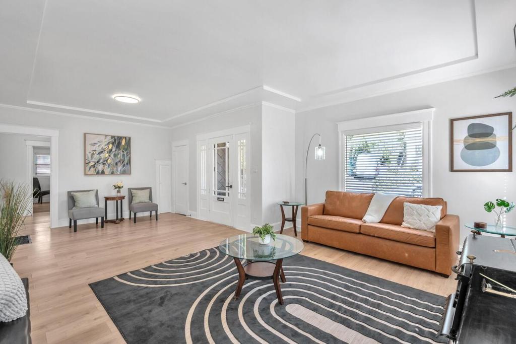 a living room with a couch and a table at Spacious 4 Bed Home - In-Law Unit -Near SF and Napa in Vallejo