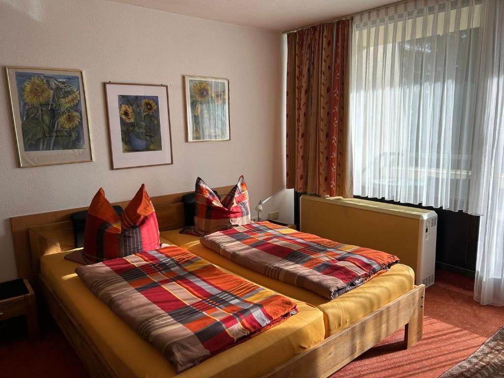 een hotelkamer met twee bedden in een kamer bij Ferienwohnung mit Schwimmbad und Gartenblick in Sankt Englmar