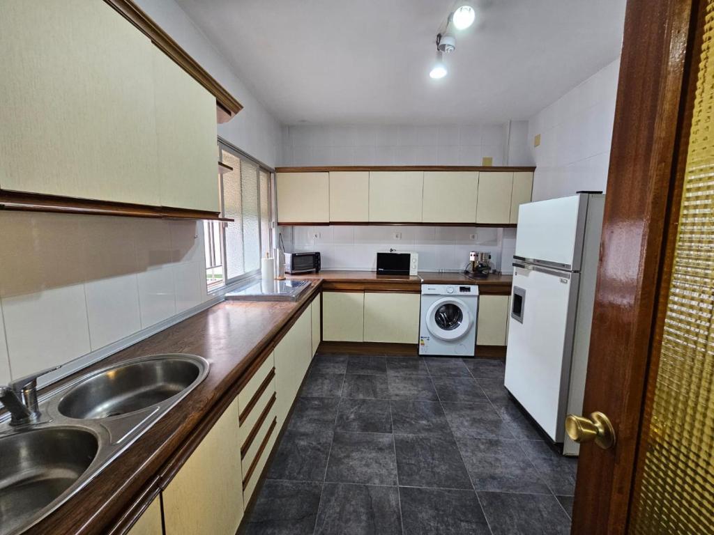 a kitchen with a sink and a refrigerator at Casa de Pueblo con Encanto in Valderrubio