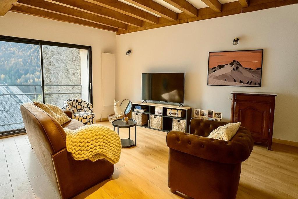 Et tv og/eller underholdning på Maison de montagne, charme alpin & cheminée