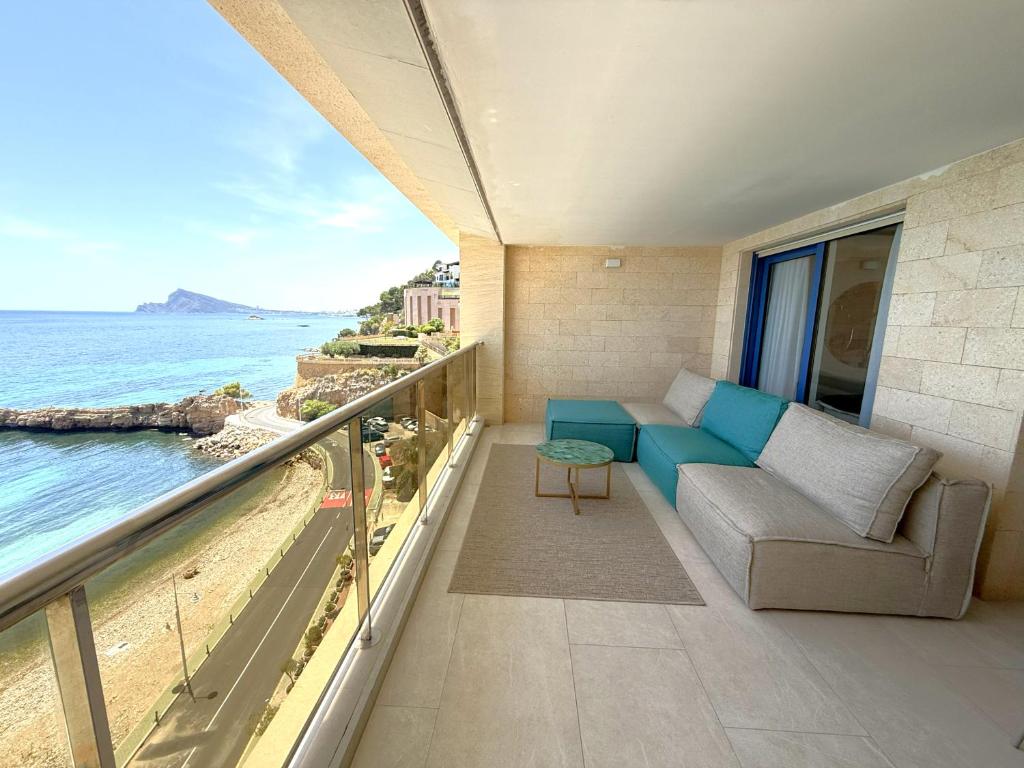 アルテアにあるCosta Blanca Sea Viewの海の景色を望むバルコニー(ソファ付)