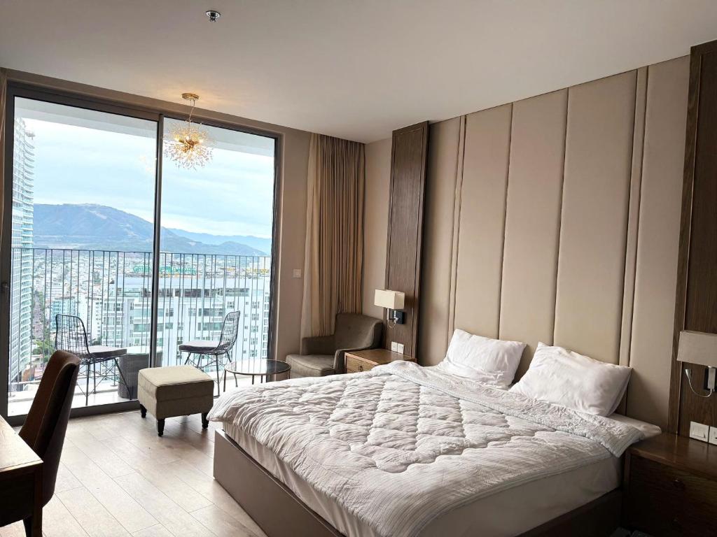 une chambre d'hôtel avec un lit et une grande fenêtre dans l'établissement Panorama Nha Trang Deluxe Double Bed City View, à Nha Trang