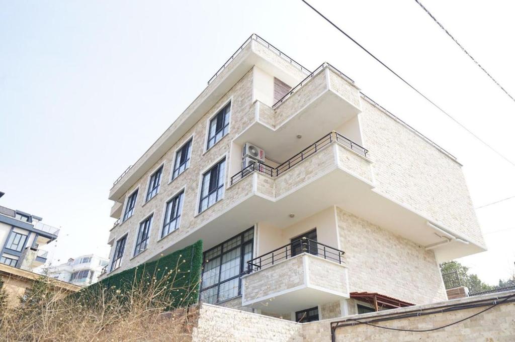 een wit gebouw met balkons aan de zijkant bij فيلا اسطنبول in Beylikduzu
