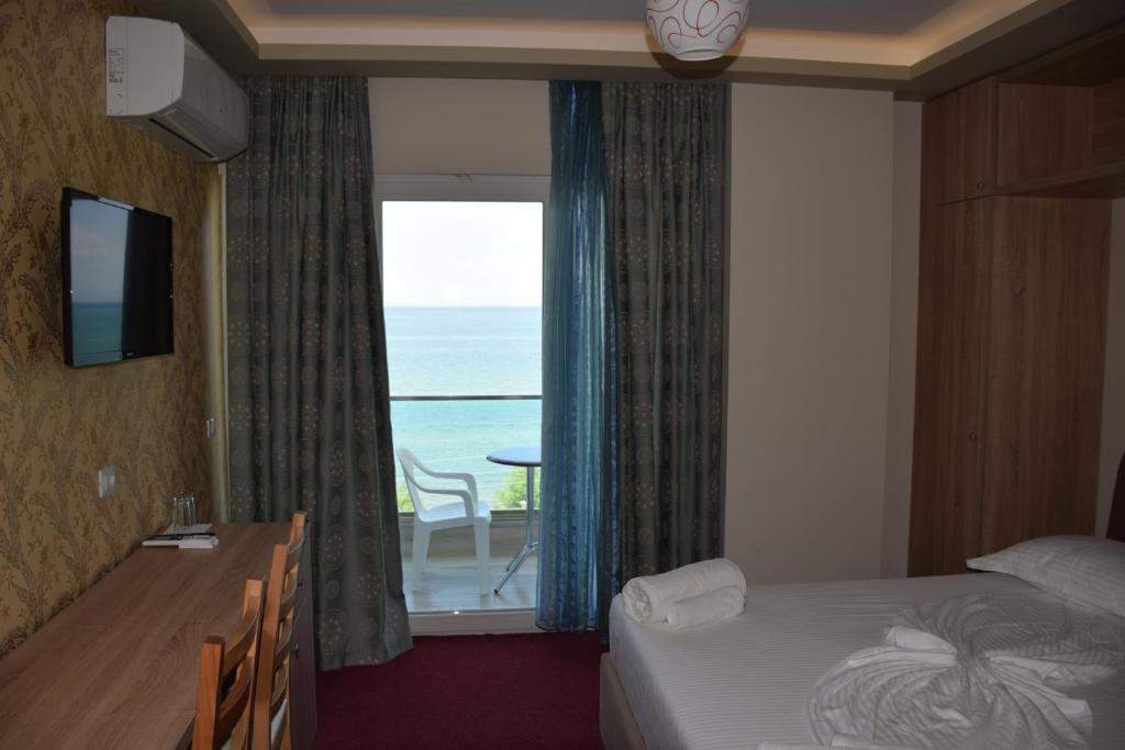 Postel nebo postele na pokoji v ubytování Hotel Pogradeci 2