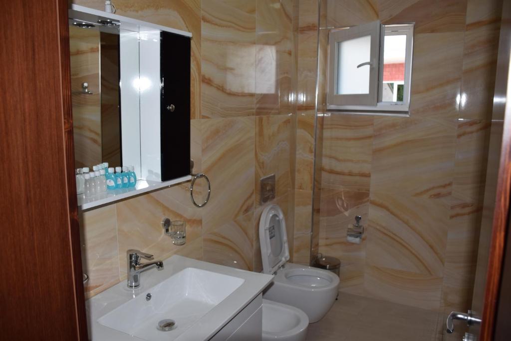Koupelna v ubytování Hotel Pogradeci 2