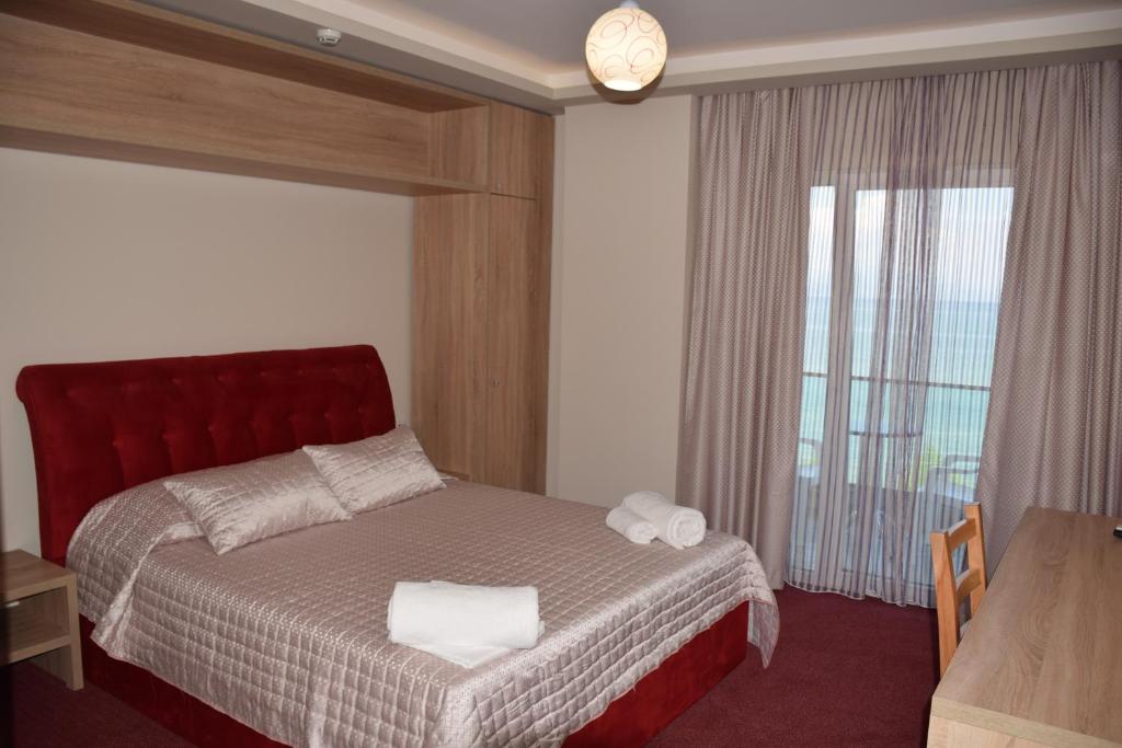 Postel nebo postele na pokoji v ubytování Hotel Pogradeci 2