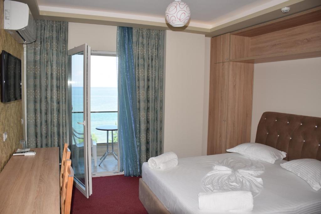 Postel nebo postele na pokoji v ubytování Hotel Pogradeci 2