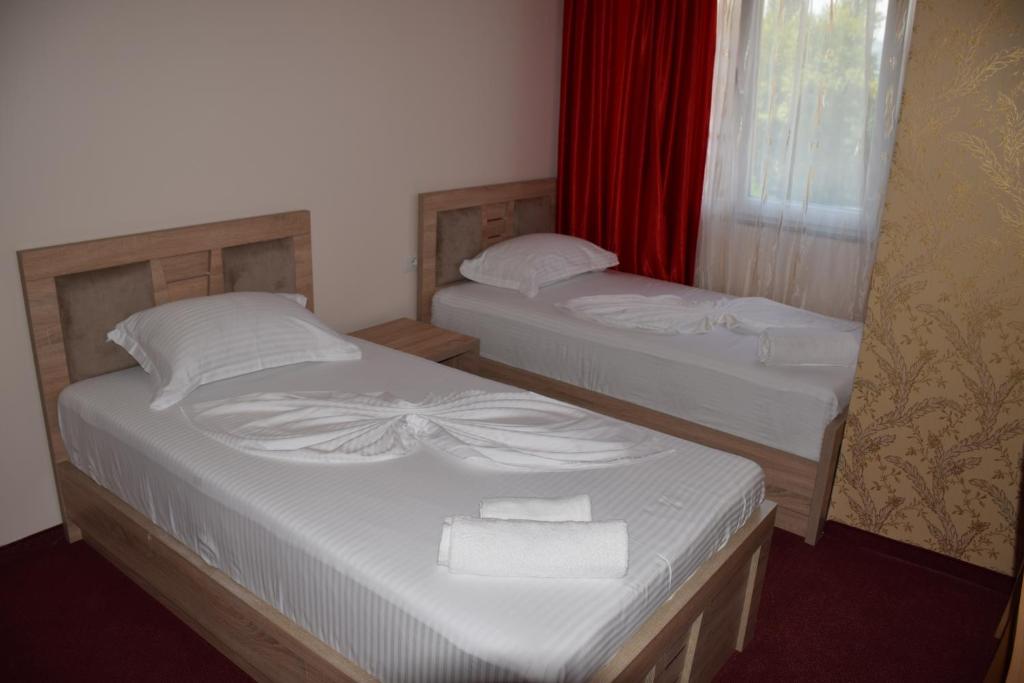 Postel nebo postele na pokoji v ubytování Hotel Pogradeci 2