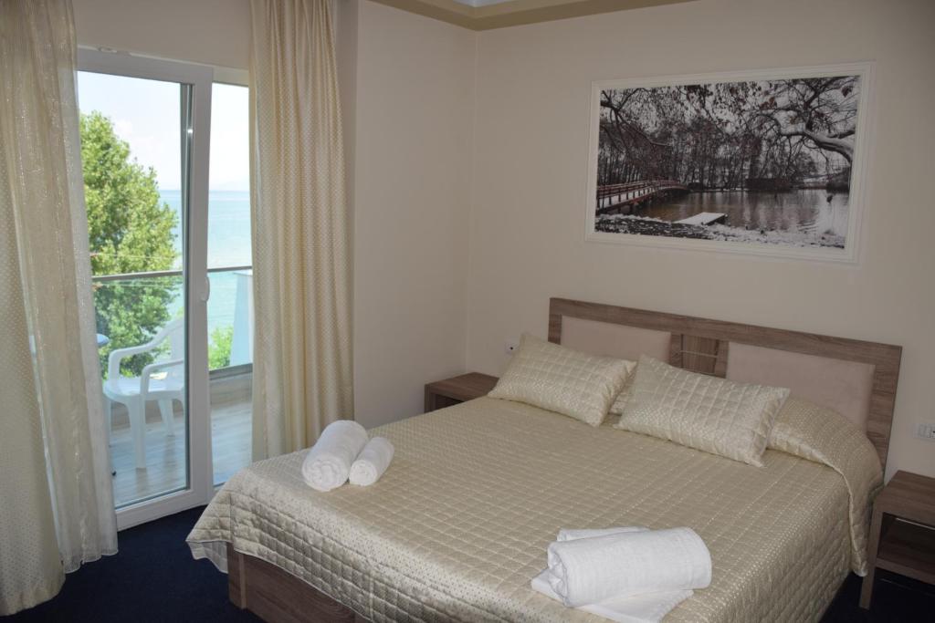 Postel nebo postele na pokoji v ubytování Hotel Pogradeci 2