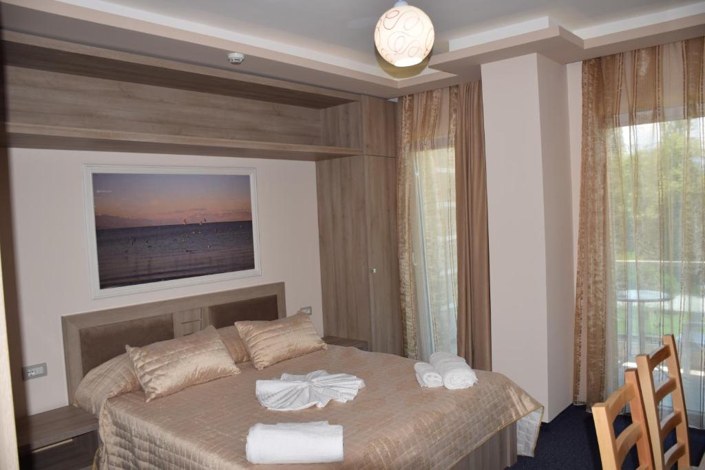 Postel nebo postele na pokoji v ubytování Hotel Pogradeci 2