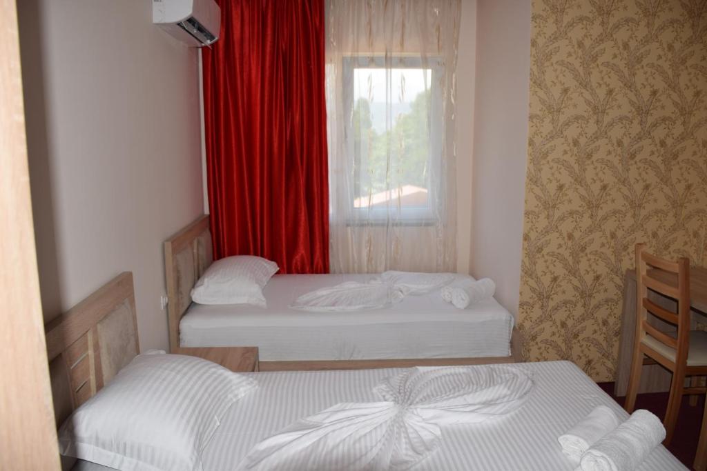 Postel nebo postele na pokoji v ubytování Hotel Pogradeci 2
