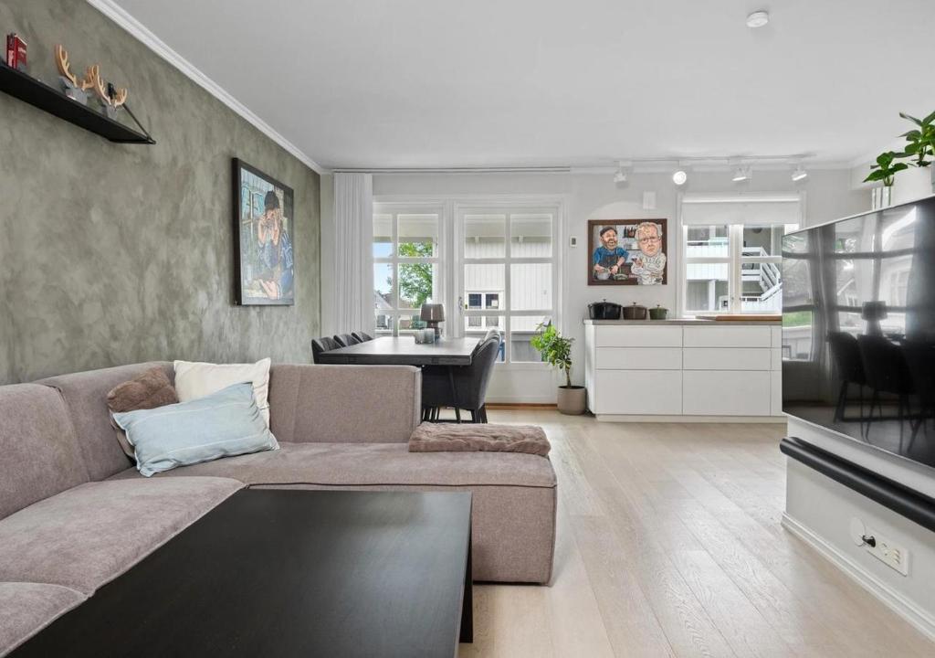 TV a/nebo společenská místnost v ubytování Urban comfort, 3BR with free parking in the heart of Tønsberg