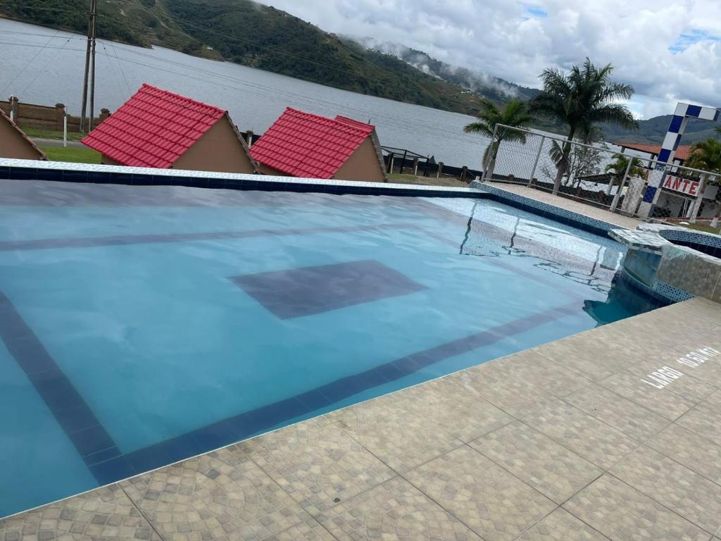 una gran piscina al lado de un cuerpo de agua en Cabañas Salome, en Darién