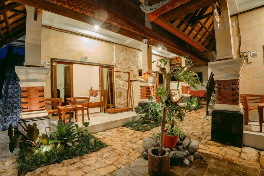 een huis met een terras met een tafel en stoelen bij Puri Dewa Partha in Ungasan