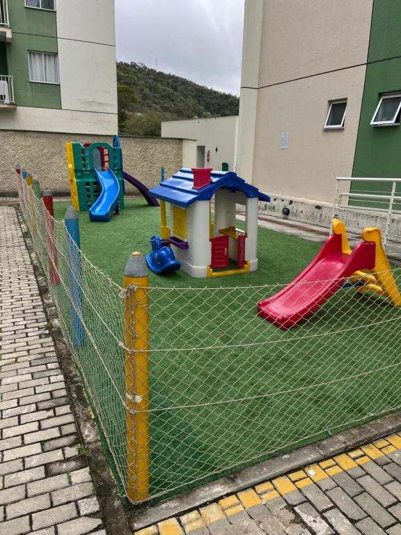 a playground with a slide and a play structure at Apartamento Aconchegante Nogueira in Petrópolis