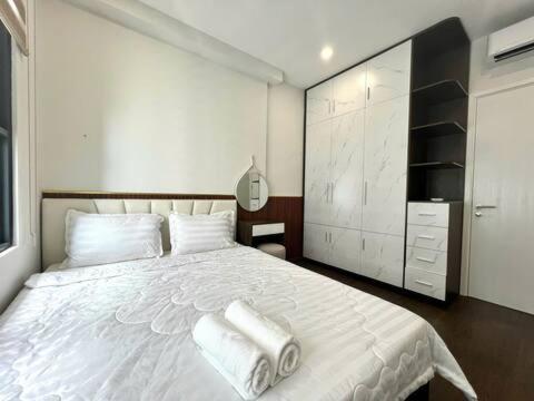 Postel nebo postele na pokoji v ubytování Modern 1 bedroom apt at The Emerald Golf View - Pool, Gym, Near Aeon Mall and VSIP