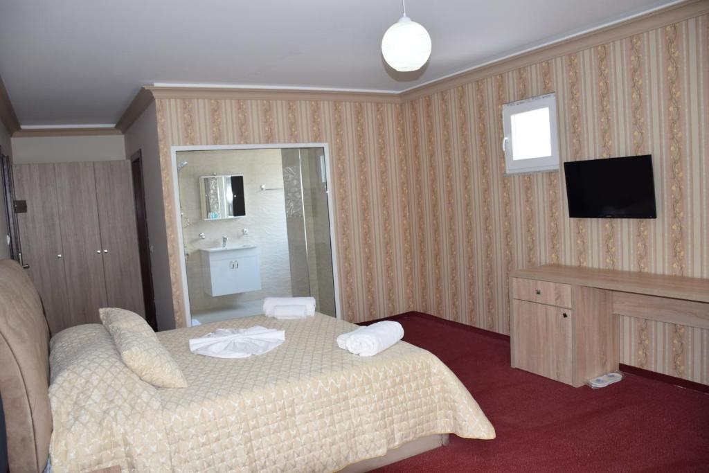 Postel nebo postele na pokoji v ubytování Hotel Pogradeci 2