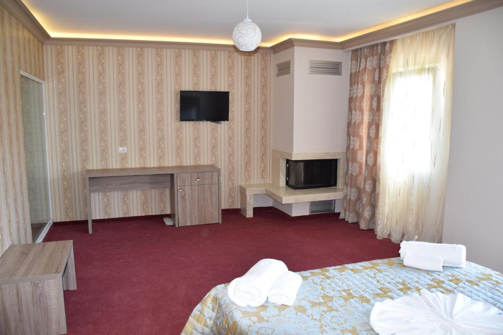 TV a/nebo společenská místnost v ubytování Hotel Pogradeci 2