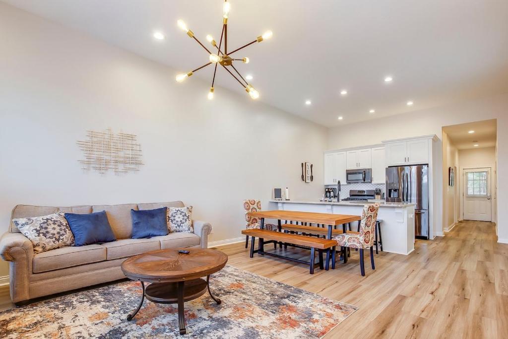 Η κουζίνα ή μικρή κουζίνα στο NEW! Spacious Home in Shelby Park - Sleeps 9, Near Top Attractions & Venues