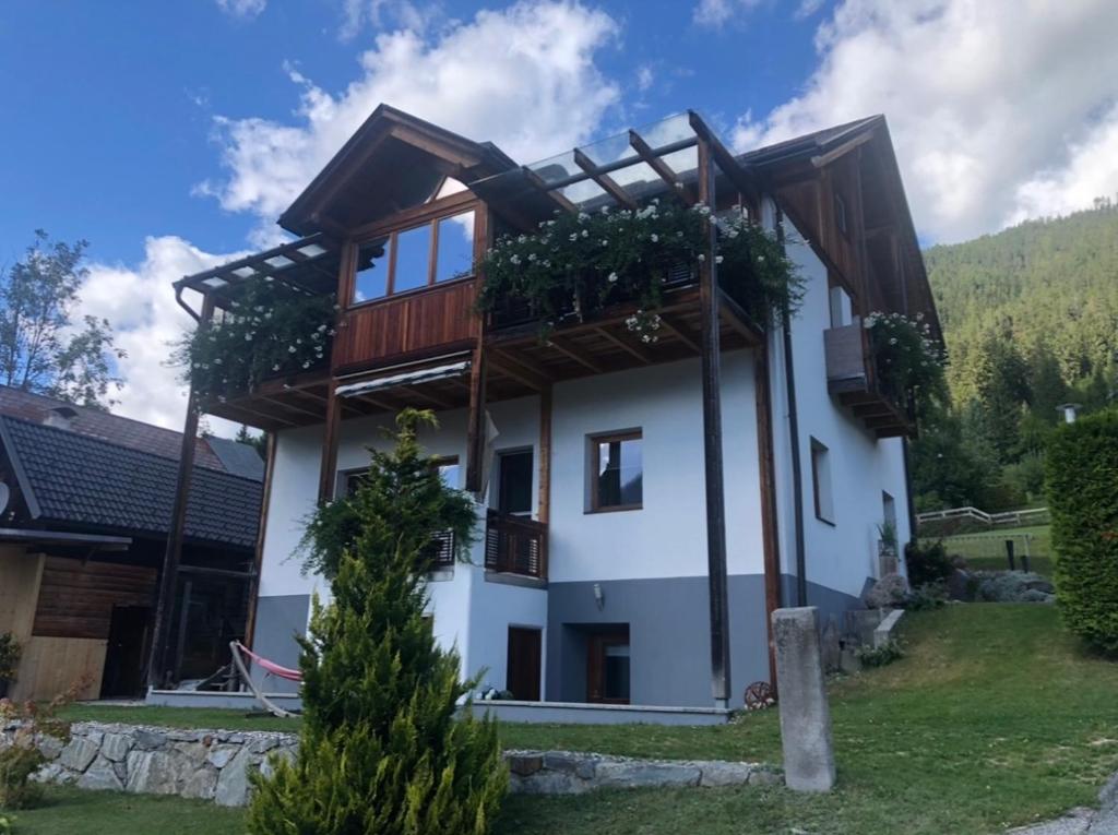 Το κτήριο όπου στεγάζεται  το διαμέρισμα