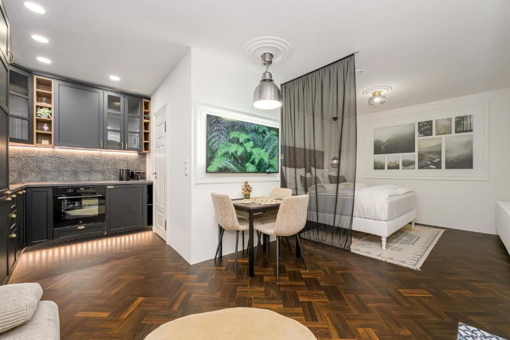 una cucina e un soggiorno con un tavolo e un letto di Tallinn Old Hanza Apartments a Tallinn