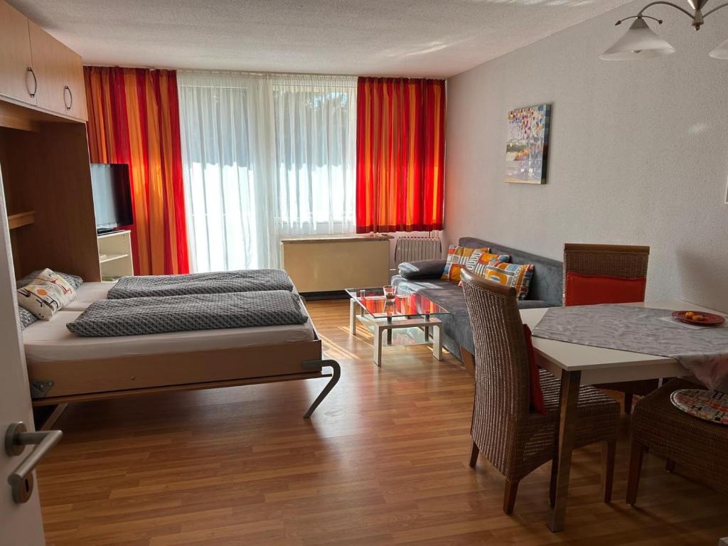 een slaapkamer met een bed en een woonkamer bij Ferienwohnung mit Schwimmbad Ruheoase in Sankt Englmar