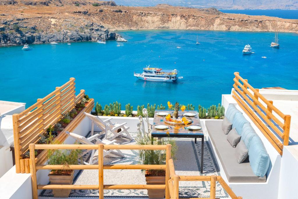 Uteplats på Lindos Shore Summer House with Jacuzzi and sea view !!!