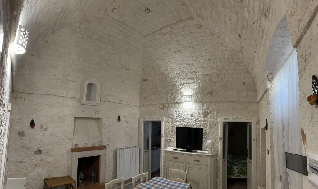 Μια τηλεόραση ή/και κέντρο ψυχαγωγίας στο trulli annina con piscina