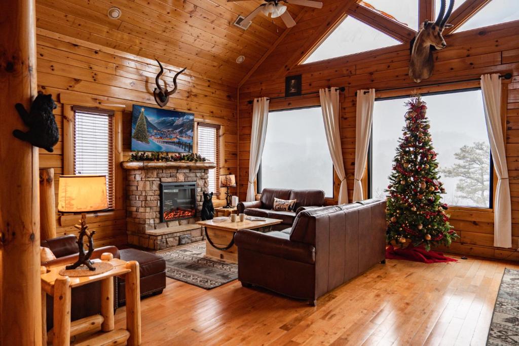 セバービルにあるEpic Mountain Views, Hot Tub, Game Room, Sleeps 10のリビングルーム(クリスマスツリー付)
