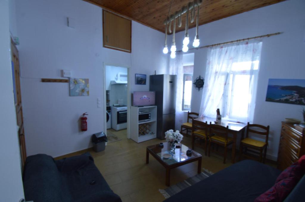 TV a/nebo společenská místnost v ubytování Avlonari Evias flat in the Central Square