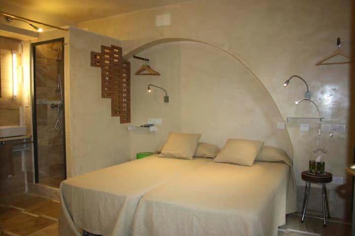 Room 2p & bathroom