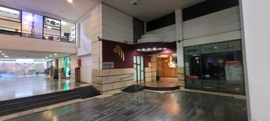 un hall vide d'un centre commercial avec un centre commercial dans l'établissement Departamento Plaza San Martín, à Córdoba