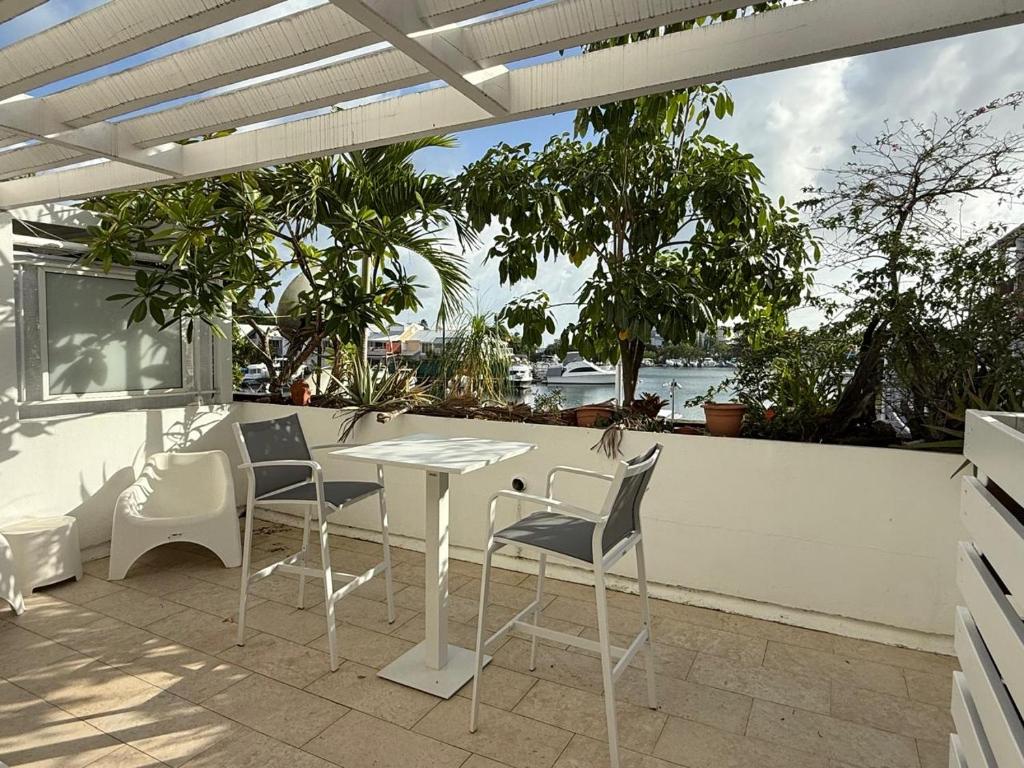 a white table and chairs sitting on a patio at YATCH view II in Pointe-à-Pitre
