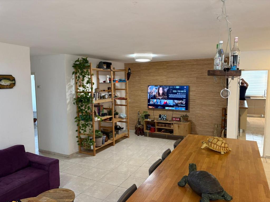 a living room with a turtle on a wooden table at חניתה 40 חיפה in Haifa