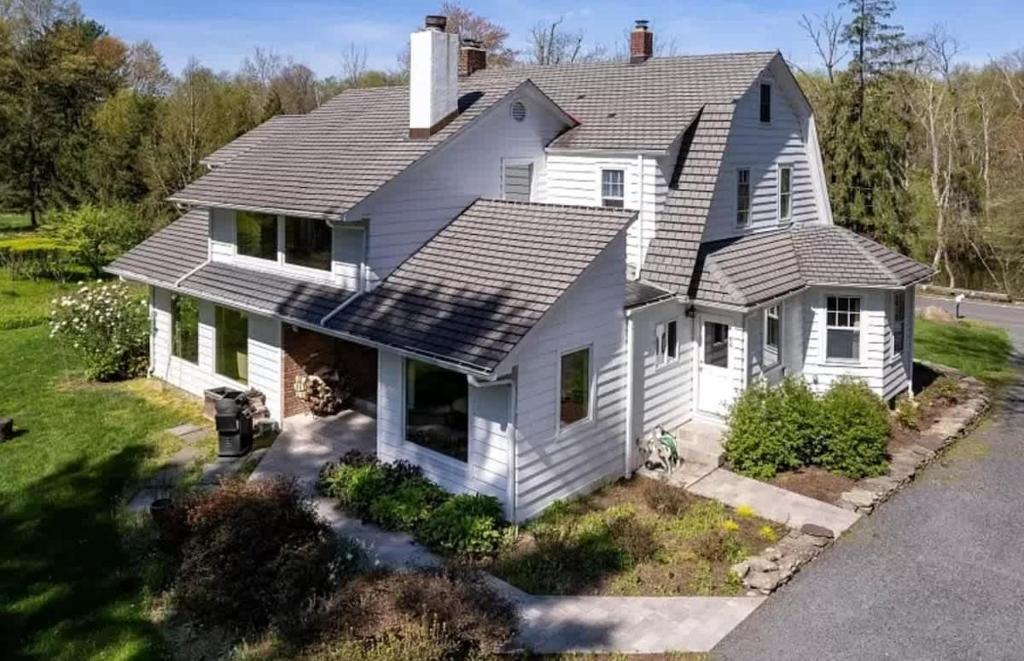 Το κτήριο όπου στεγάζεται  η παραθεριστική κατοικία