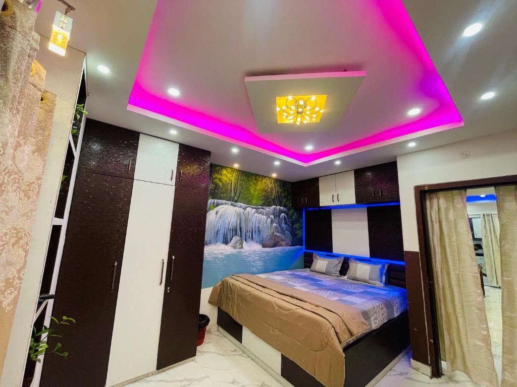 een slaapkamer met een bed met paarse verlichting bij The Metro Nest in Guwahati