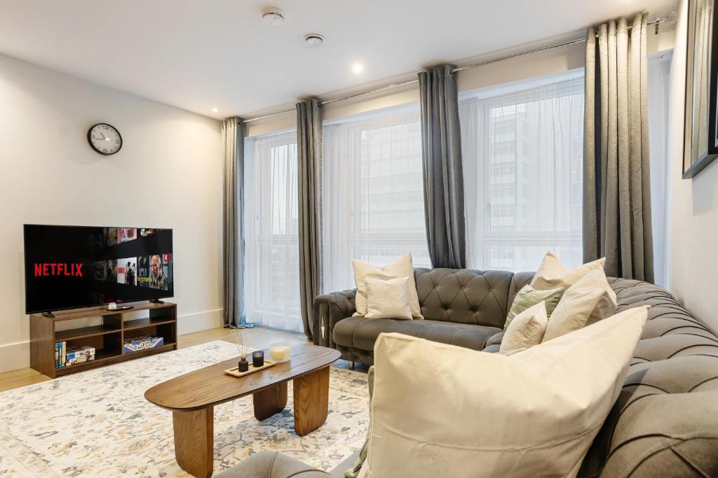TV a/nebo společenská místnost v ubytování Prestigious 2BR , Roof Terrace, 15 Mins to London, Sleeps 7