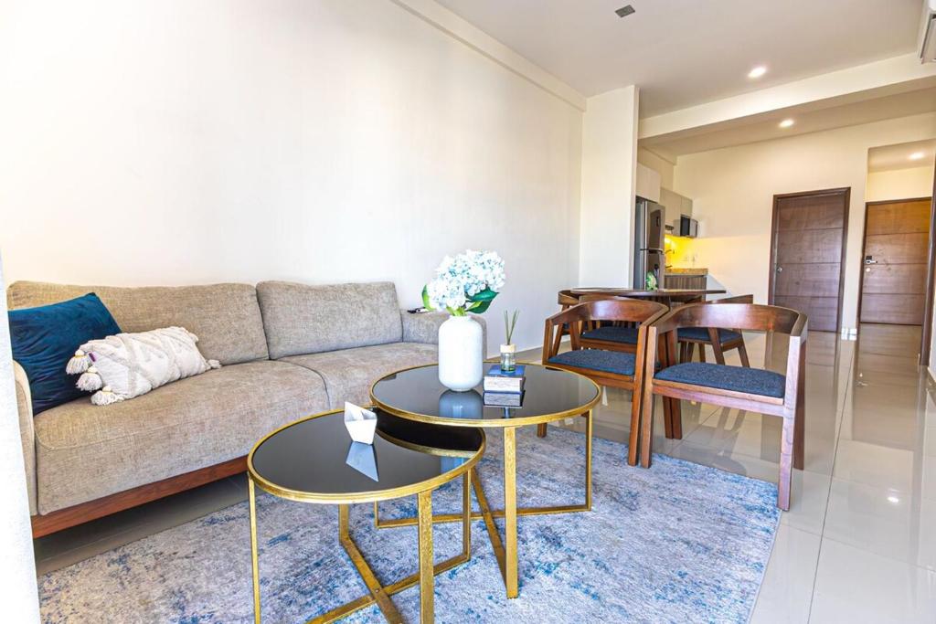 Χώρος καθιστικού στο Modern apartment steps from the Malecón and the beach