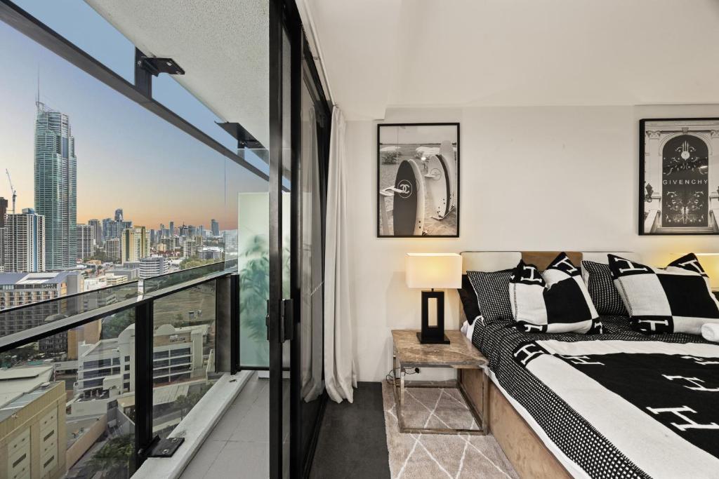 Ένα ή περισσότερα κρεβάτια σε δωμάτιο στο Vogue Circle on Cavill with Stunning Ocean Views - Social media ready!