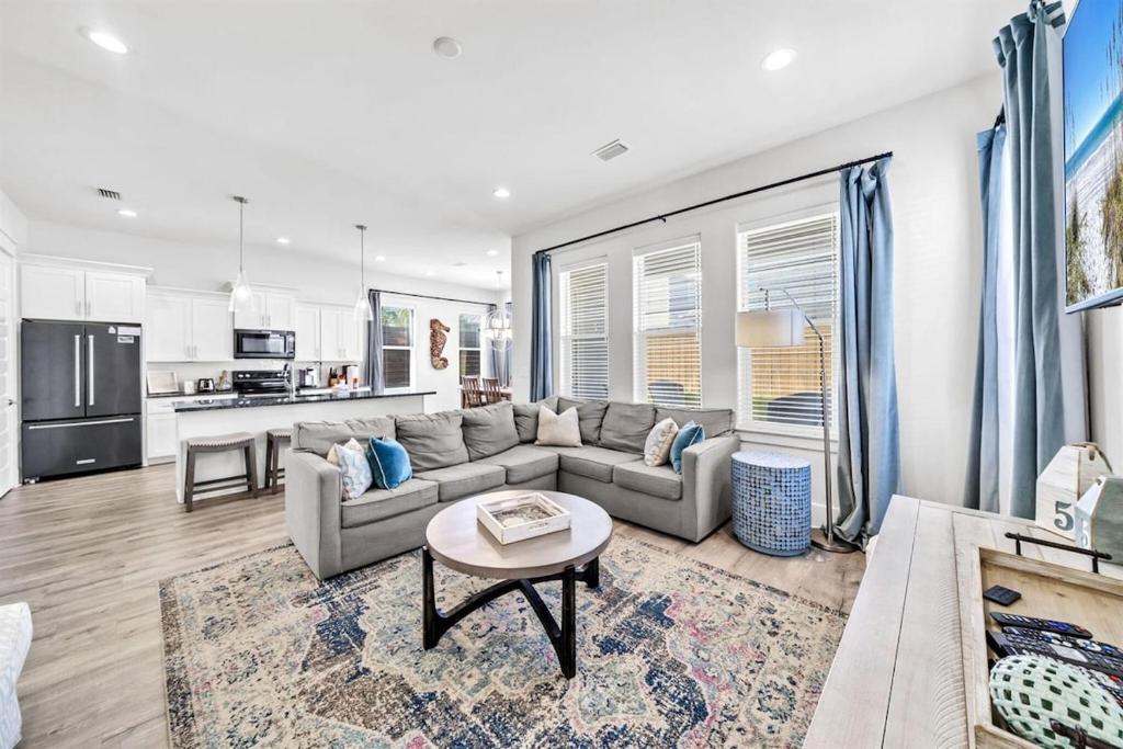 un soggiorno con un divano e un tavolo di Emerald Escape in Miramar Beach! Golf Cart, 4BR, 4BA, Sleeps 14, Pool, Beach a Destin