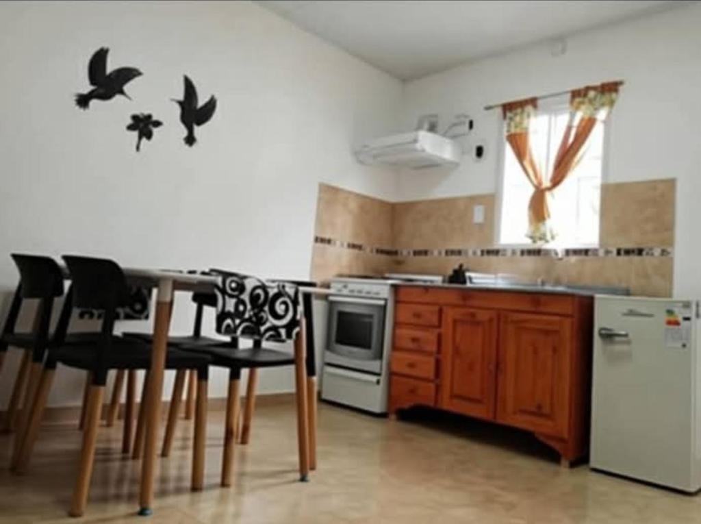 Kuchyň nebo kuchyňský kout v ubytování La fortaleza A una cuadra de la terminal