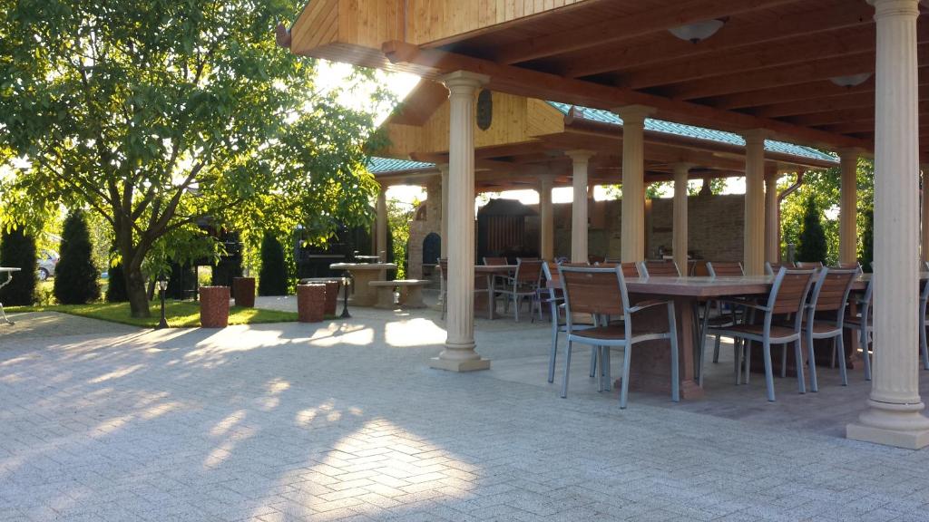 A restaurant or other place to eat at Parish Bull Hotel
