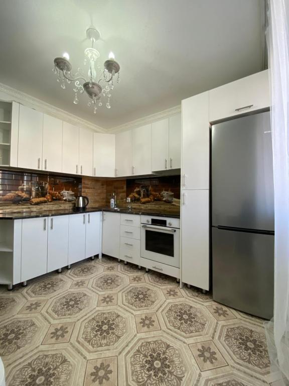 Kuchyň nebo kuchyňský kout v ubytování Уютная 2-комнатная квартира на Кошкарбаева